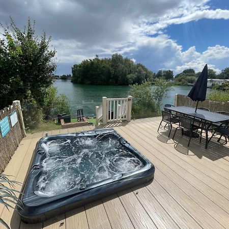 Lakeside Retreat 2 With Hot Tub, Private Fishing Peg Situated At Tattershall Lakes Country Park エクステリア 写真