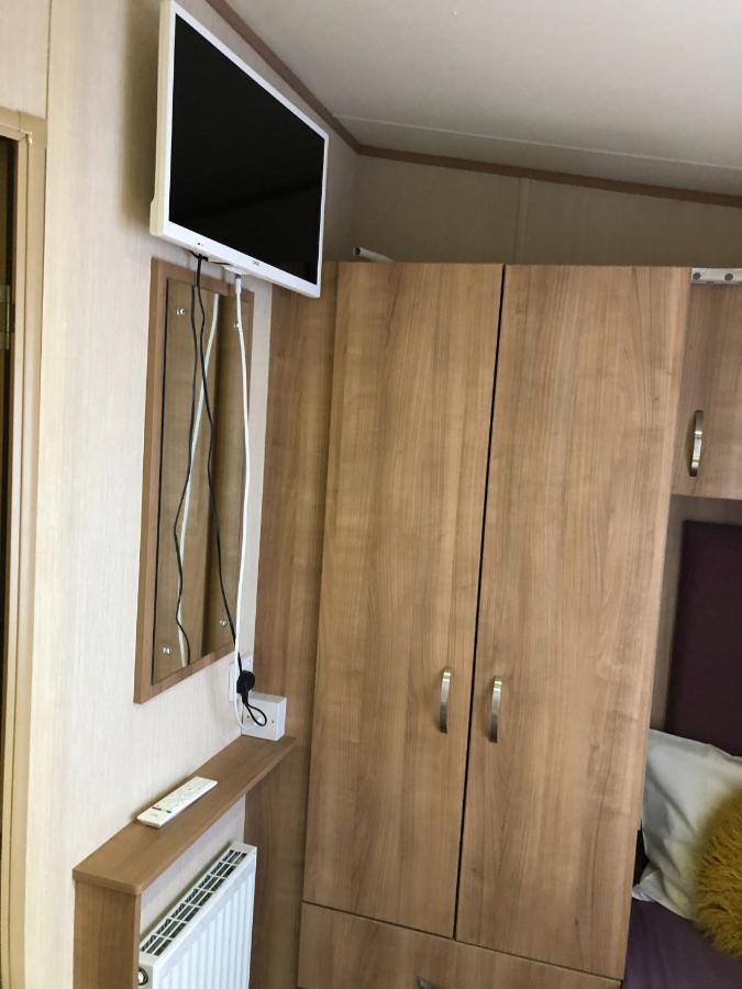 Lakeside Retreat 2 With Hot Tub, Private Fishing Peg Situated At Tattershall Lakes Country Park エクステリア 写真
