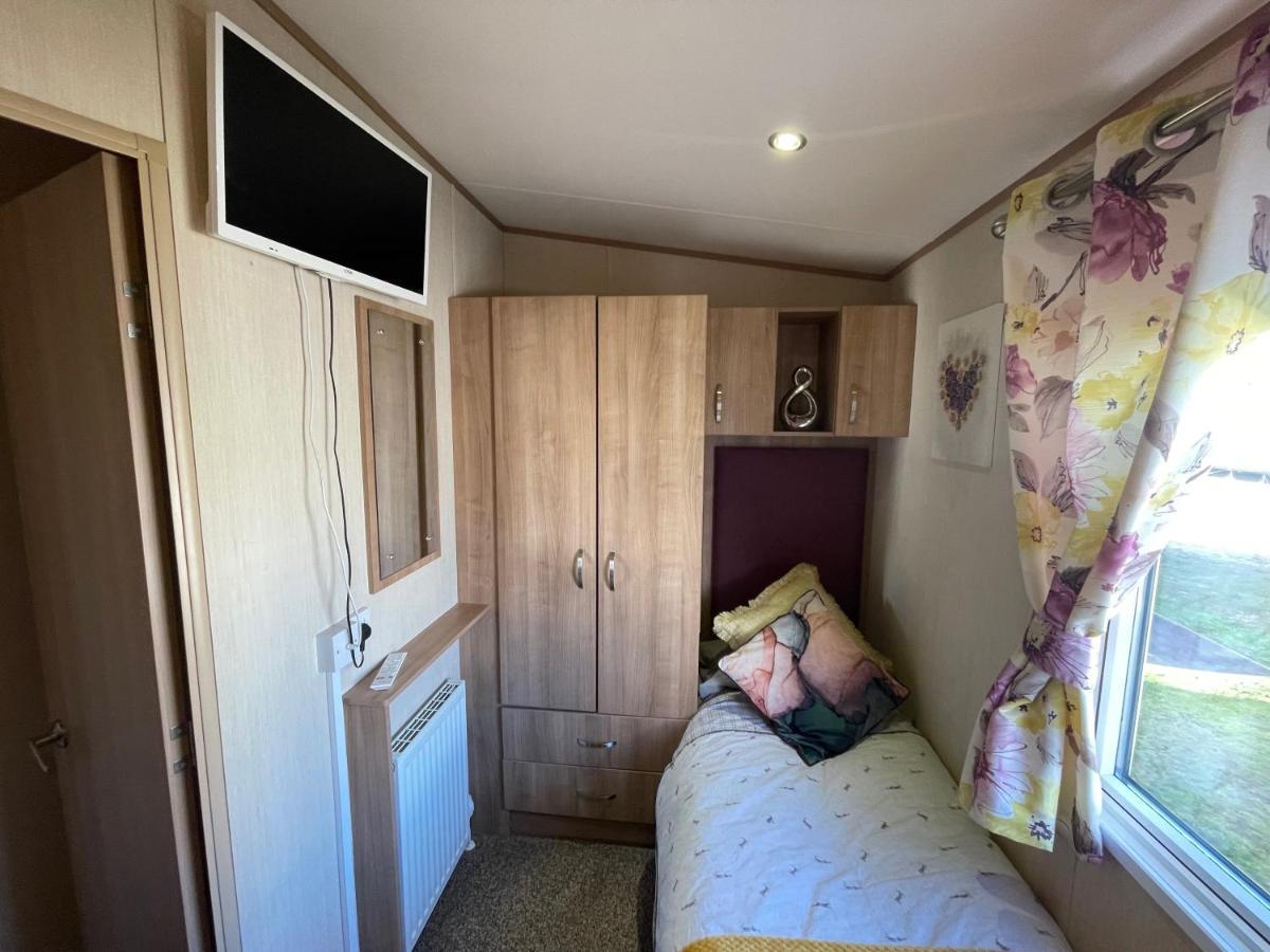 Lakeside Retreat 2 With Hot Tub, Private Fishing Peg Situated At Tattershall Lakes Country Park エクステリア 写真