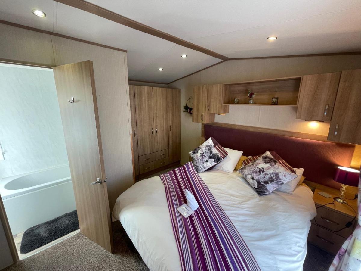 Lakeside Retreat 2 With Hot Tub, Private Fishing Peg Situated At Tattershall Lakes Country Park エクステリア 写真