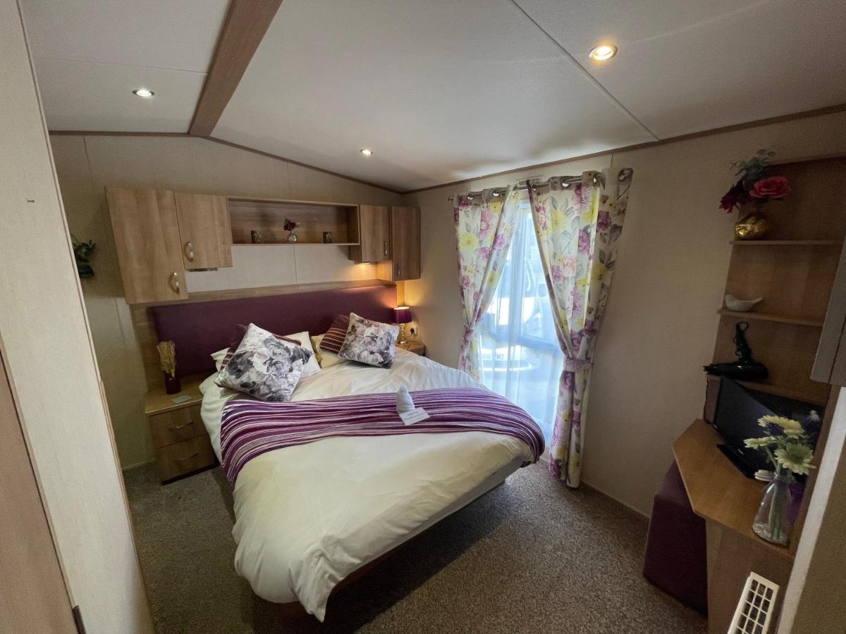 Lakeside Retreat 2 With Hot Tub, Private Fishing Peg Situated At Tattershall Lakes Country Park エクステリア 写真