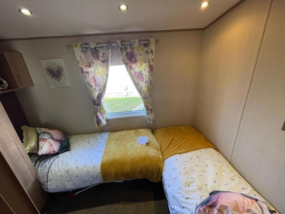 Lakeside Retreat 2 With Hot Tub, Private Fishing Peg Situated At Tattershall Lakes Country Park エクステリア 写真