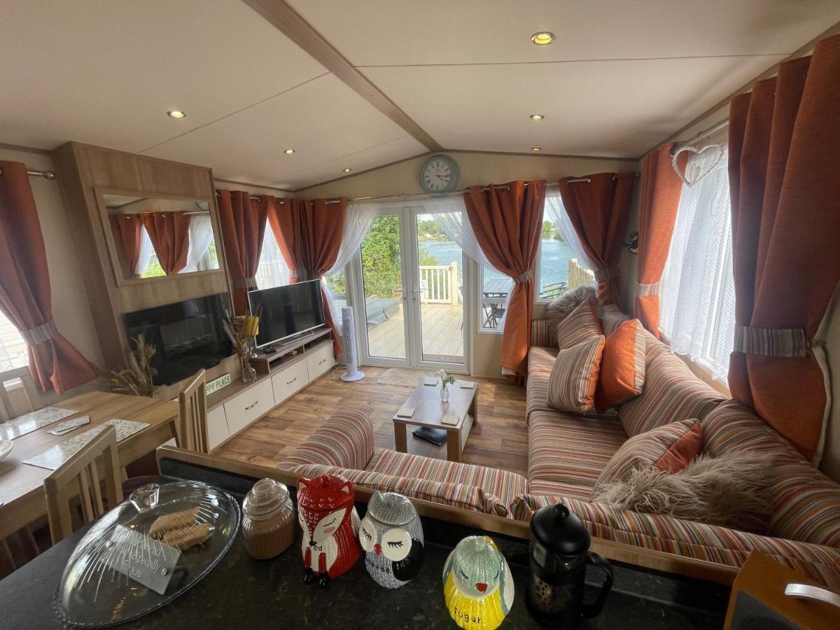 Lakeside Retreat 2 With Hot Tub, Private Fishing Peg Situated At Tattershall Lakes Country Park エクステリア 写真