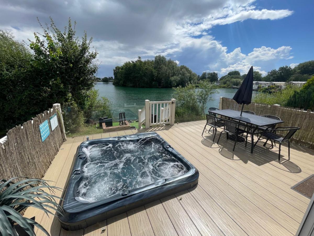 Lakeside Retreat 2 With Hot Tub, Private Fishing Peg Situated At Tattershall Lakes Country Park エクステリア 写真