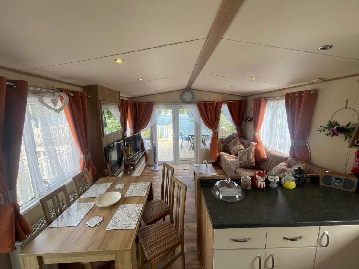 Lakeside Retreat 2 With Hot Tub, Private Fishing Peg Situated At Tattershall Lakes Country Park エクステリア 写真