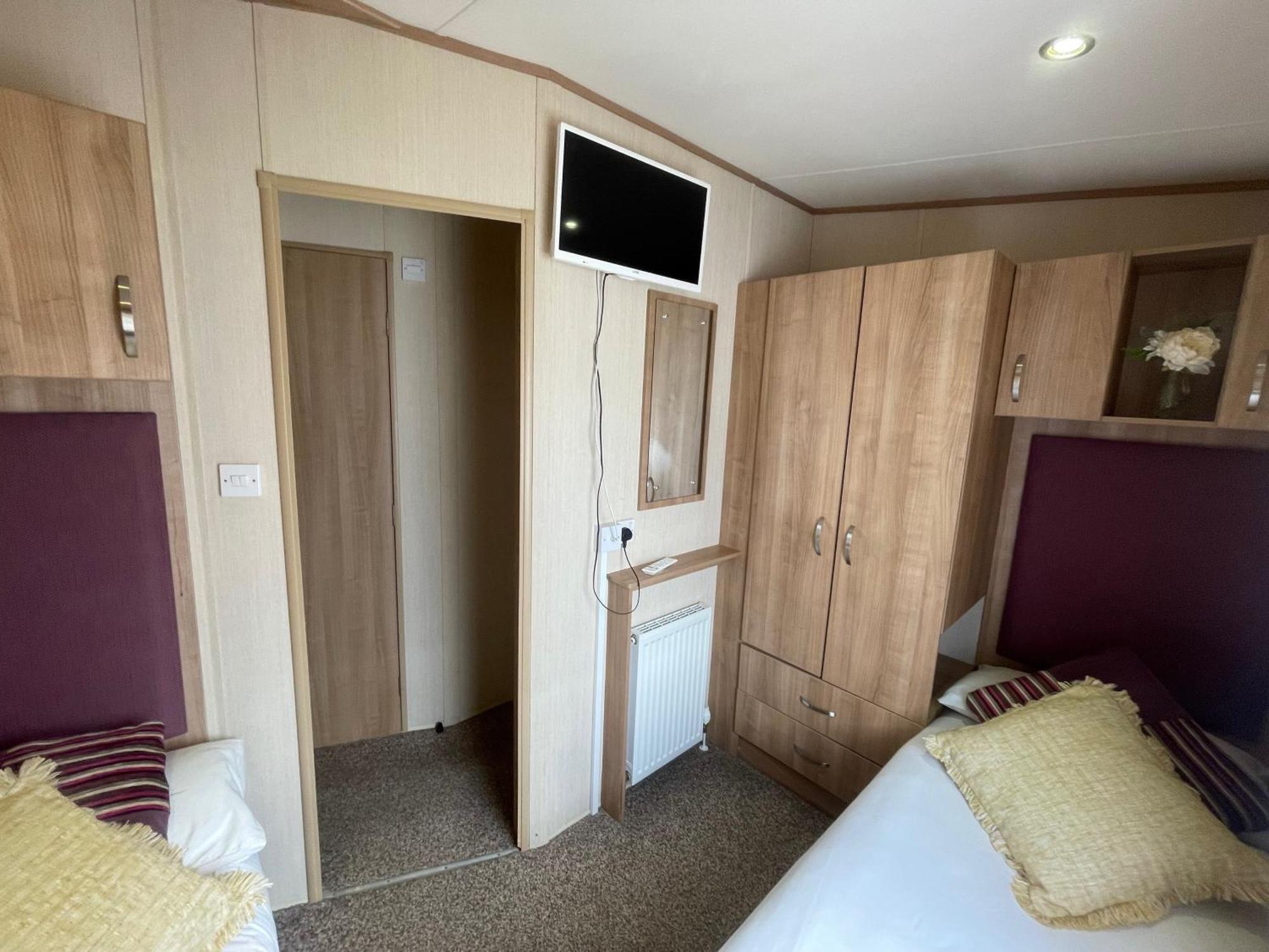 Lakeside Retreat 2 With Hot Tub, Private Fishing Peg Situated At Tattershall Lakes Country Park エクステリア 写真