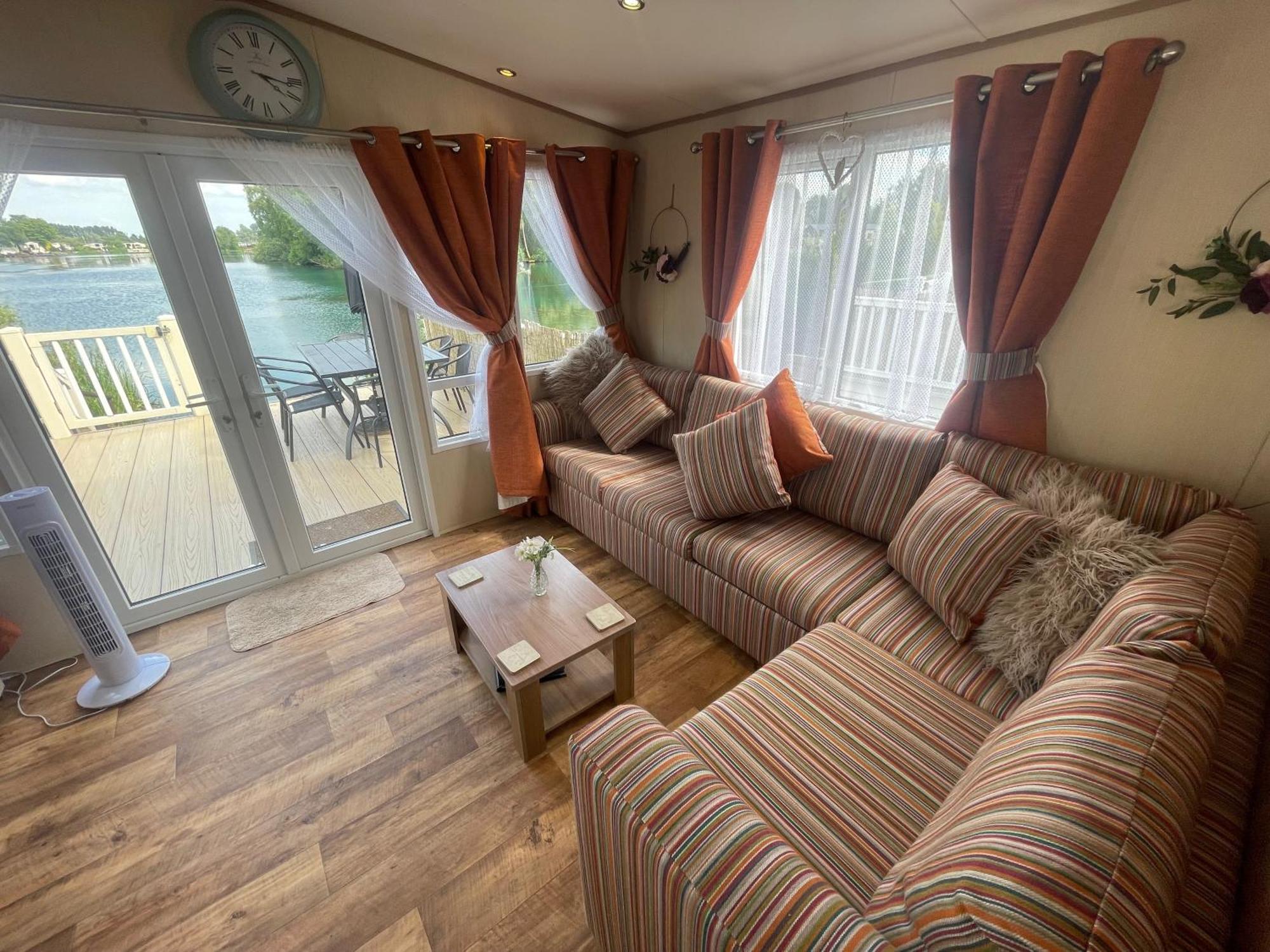Lakeside Retreat 2 With Hot Tub, Private Fishing Peg Situated At Tattershall Lakes Country Park エクステリア 写真