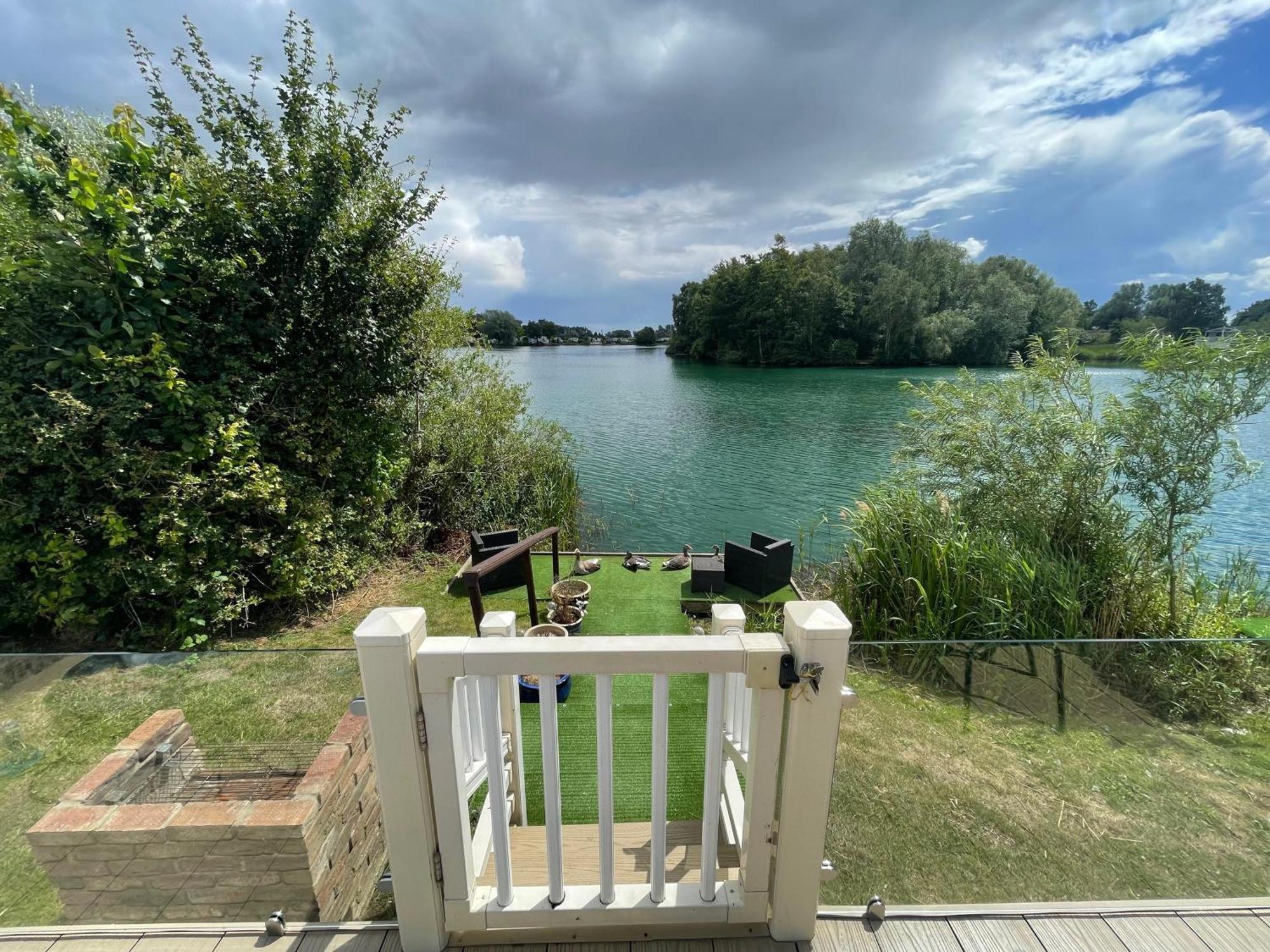 Lakeside Retreat 2 With Hot Tub, Private Fishing Peg Situated At Tattershall Lakes Country Park エクステリア 写真