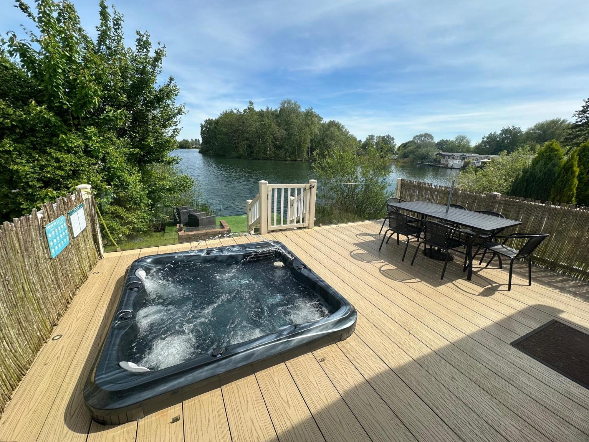 Lakeside Retreat 2 With Hot Tub, Private Fishing Peg Situated At Tattershall Lakes Country Park エクステリア 写真