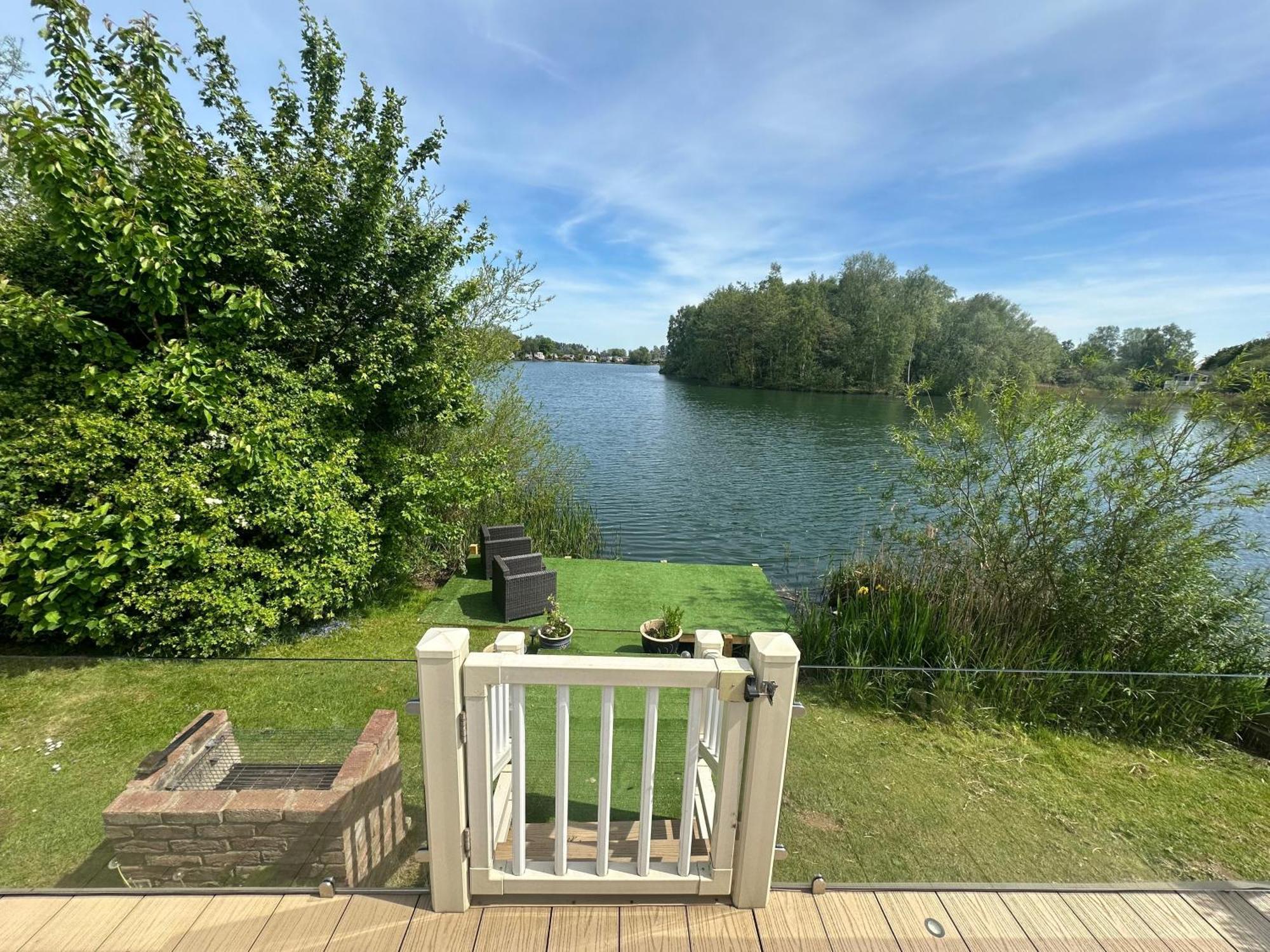 Lakeside Retreat 2 With Hot Tub, Private Fishing Peg Situated At Tattershall Lakes Country Park エクステリア 写真